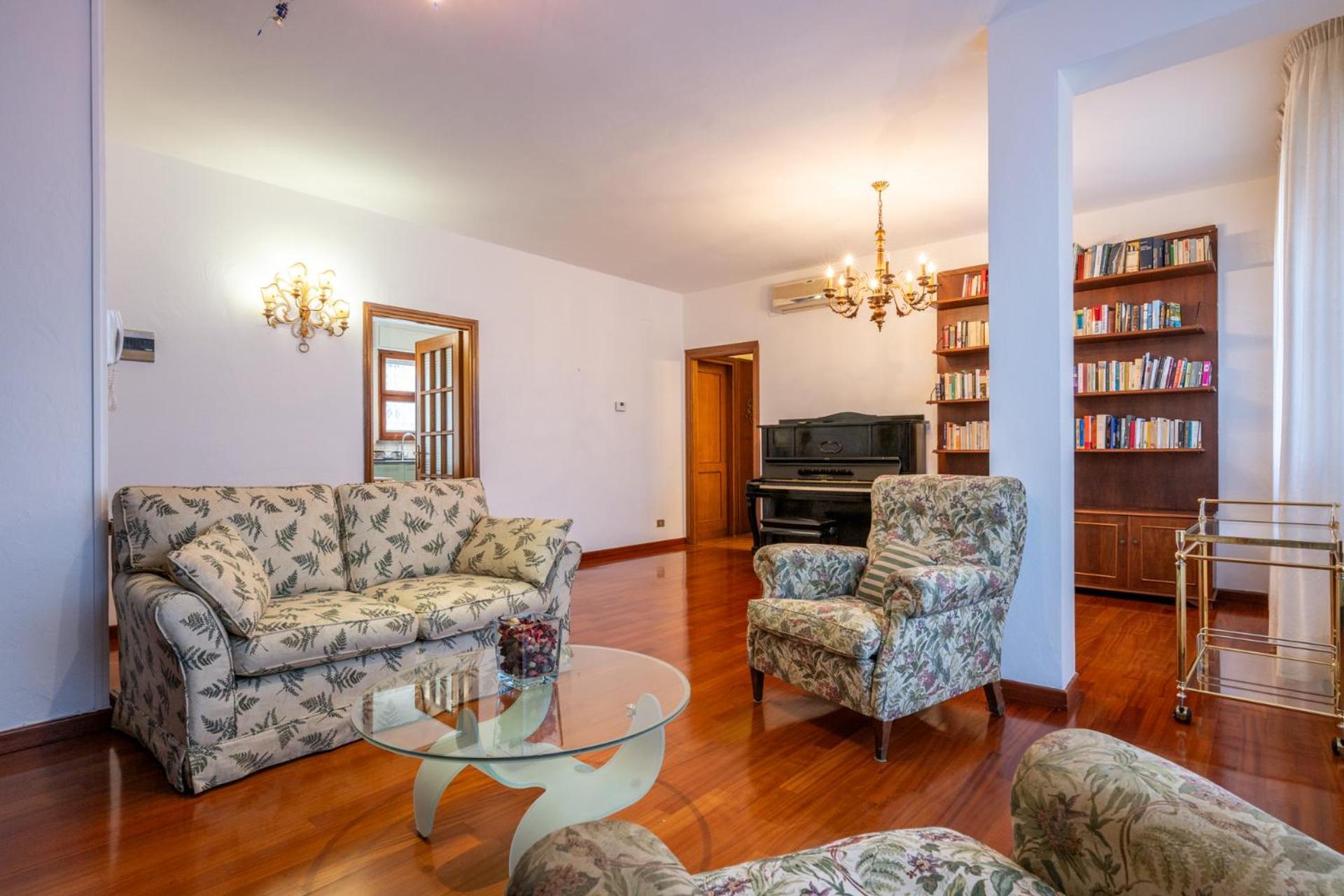 Appartamento Elegant Apartment, *