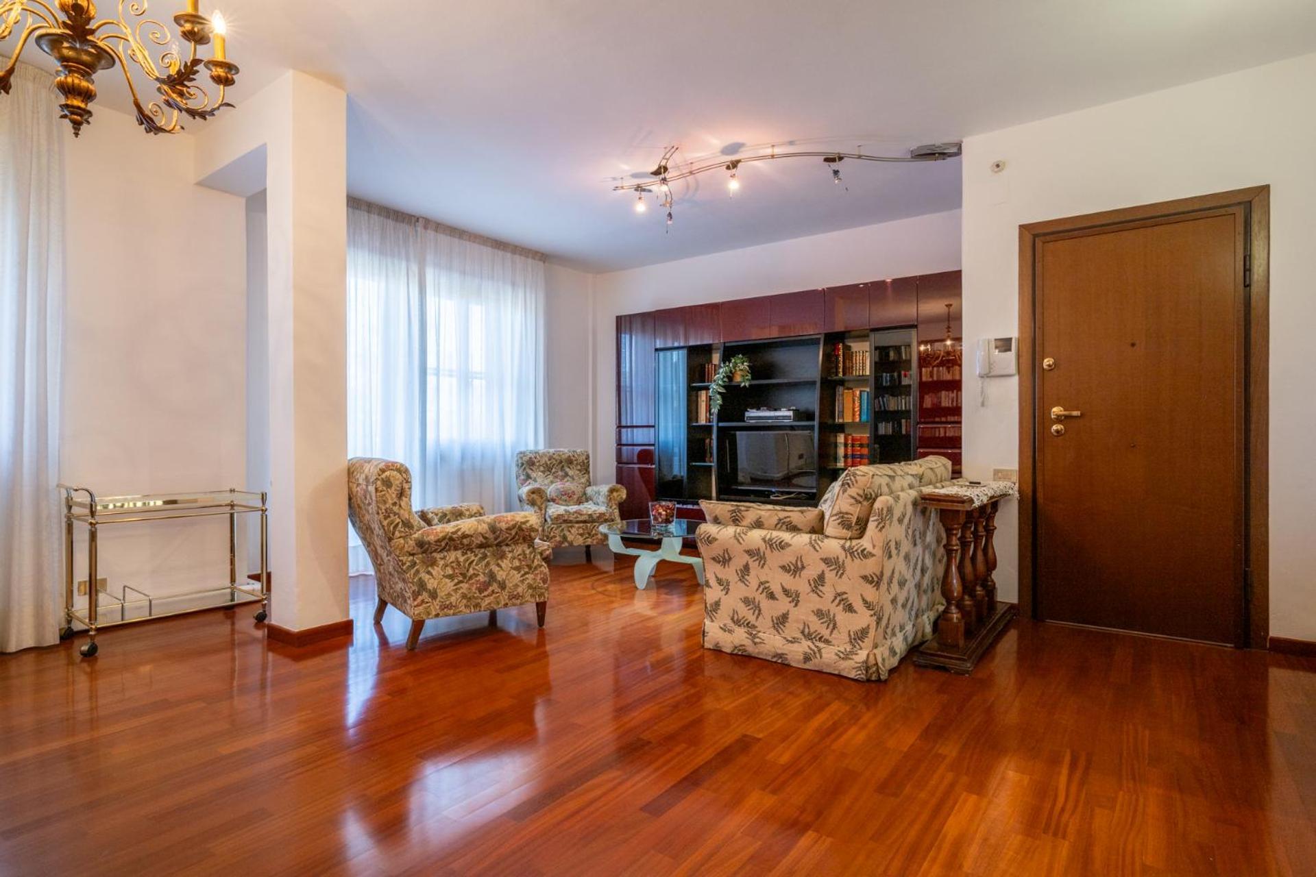 Appartamento Elegant Apartment, *